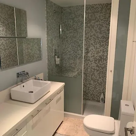 아파트 Three Bedroom Modern Flat