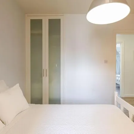 Three Bedroom Modern Flat 아파트