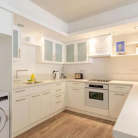 Three Bedroom Modern Flat 아파트