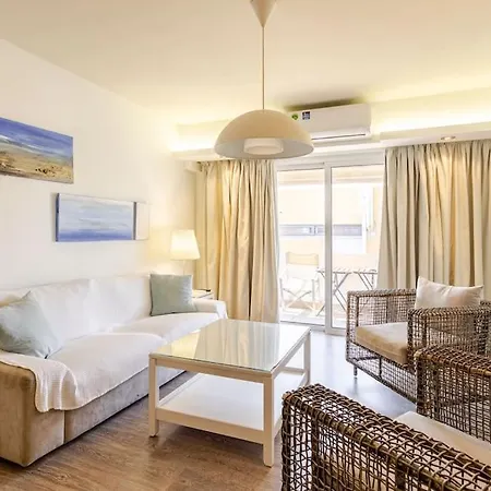 아파트 Three Bedroom Modern Flat