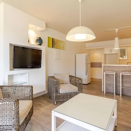 아파트 Three Bedroom Modern Flat *