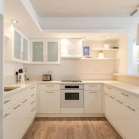 Three Bedroom Modern Flat 아파트 *