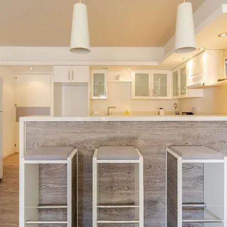 Lejlighed Three Bedroom Modern Flat